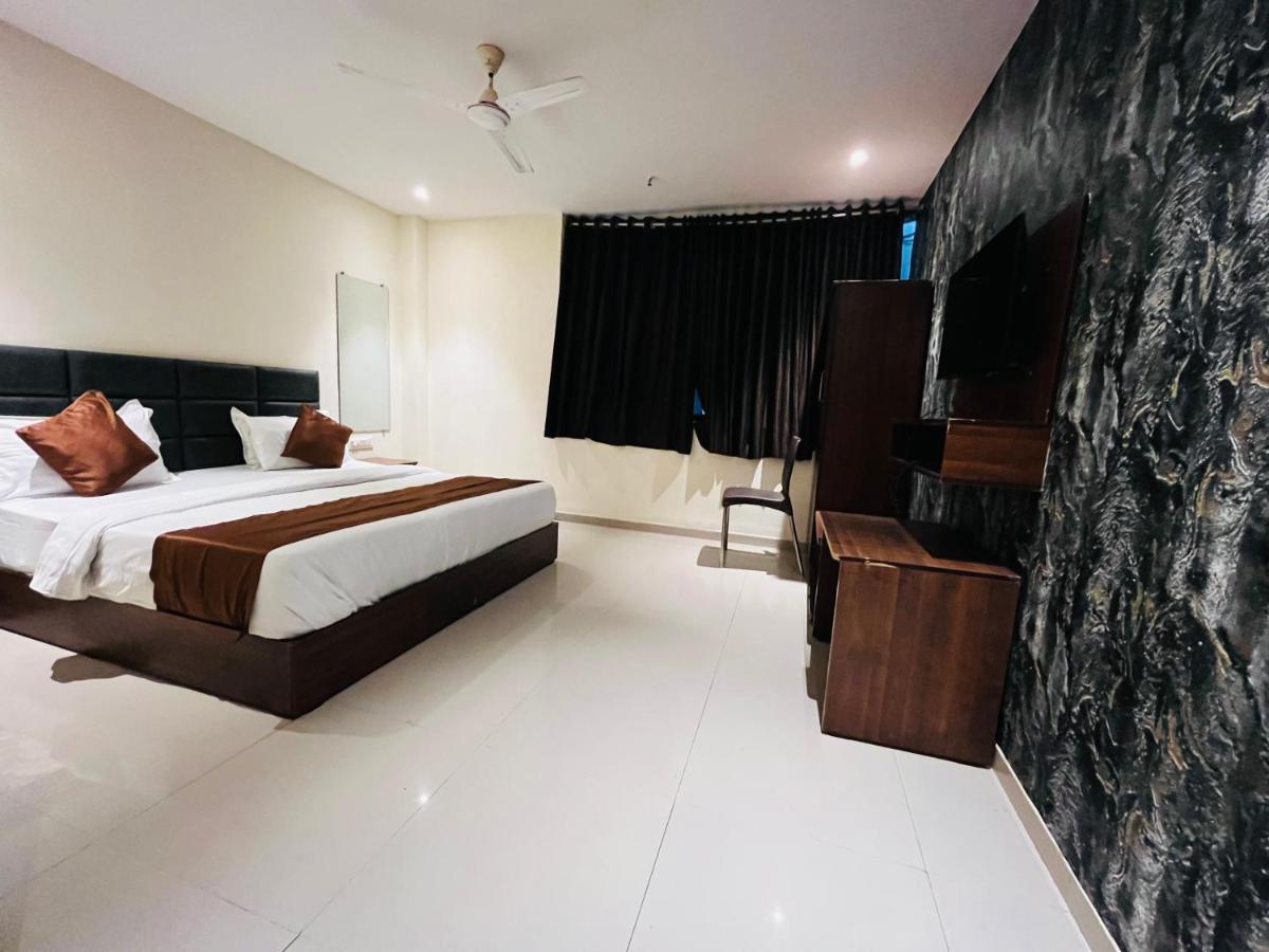 Hotel Nova Vesu Surat Exterior foto